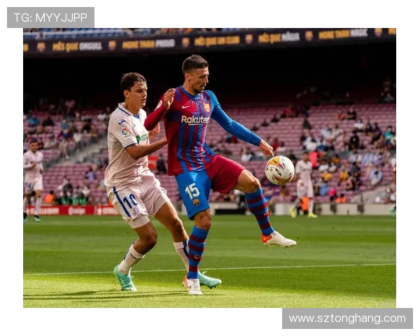 尤文图斯与巴萨激战正酣双方战术博弈引发球迷热议