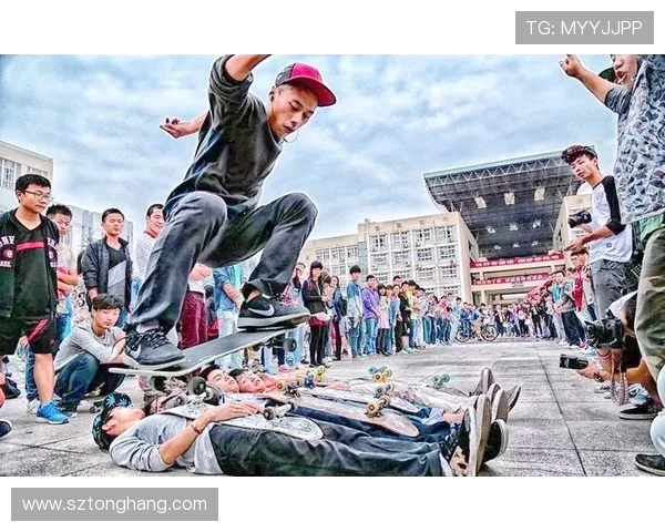 上海滑板队在极限运动世界杯中的灵活性表现引发热议与关注 上海滑板队在极限运动世界杯中的灵活性表现引发热议与关注